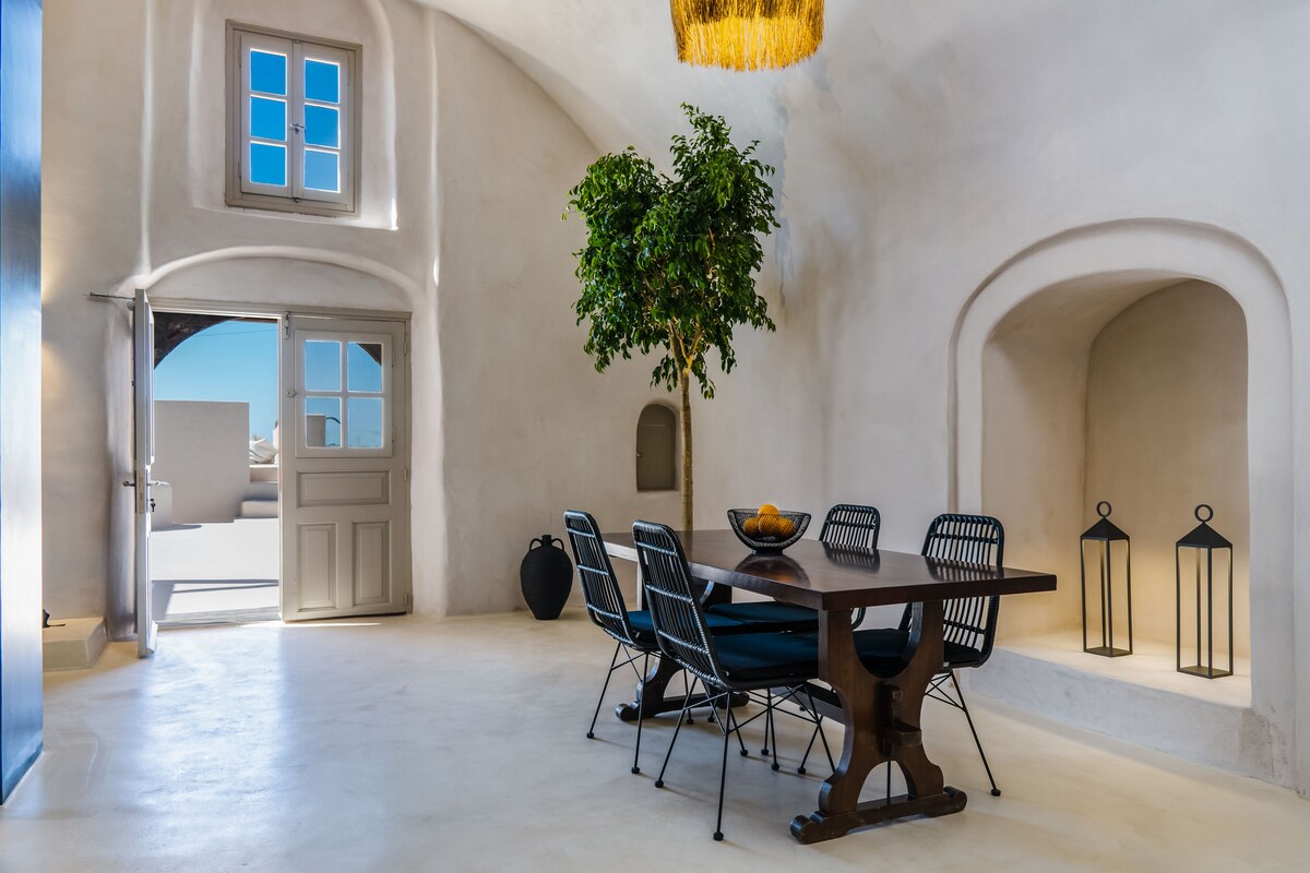 Phaos -Prestige Suite Indoor HotTub & Outdoor Pool — Апартамент в Pyrgos Kallistis