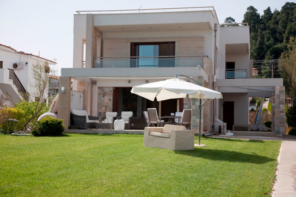 Luxury Seafront Villa Filothei — Вила в Polychrono