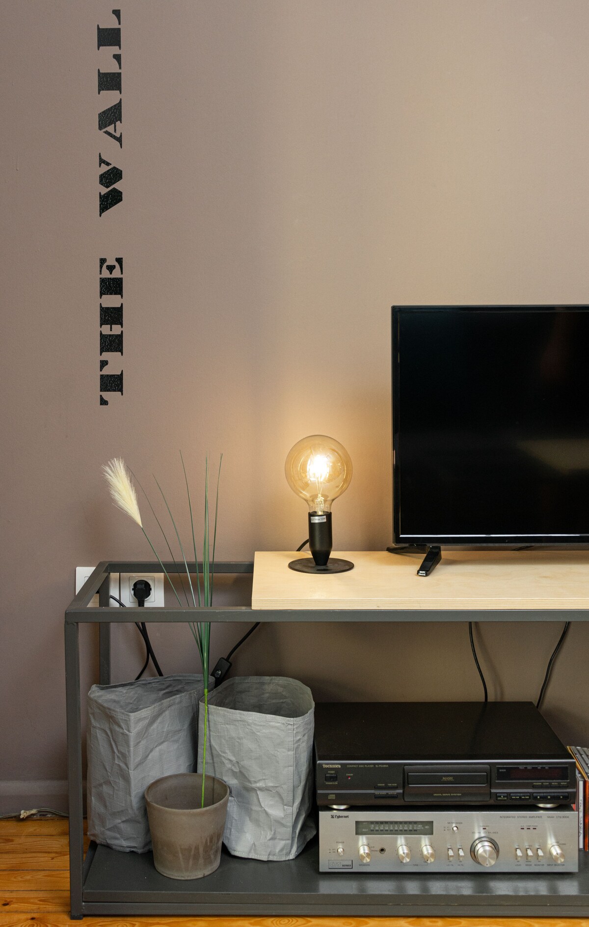 the wall bnb / downtown apartment / museums area — снимка 3