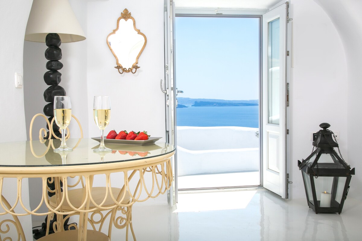 Superior Cave Suite | Hot Tub | Caldera & Sea View — Апартамент в Oia