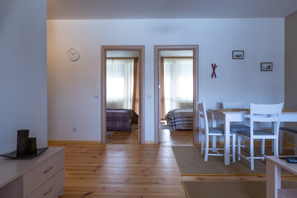 Cozy 2 bedroom apt next to the Gondola Station. — снимка 5